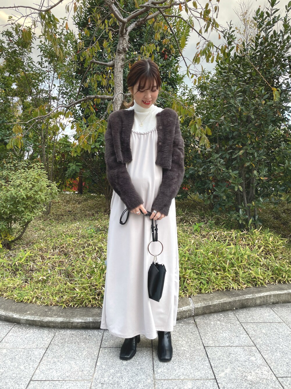 「きれいめカジュアル、カーティガン、ブーツ、スクエアショートブーツ、キャミワンピ、ワンピース、リバーシブルカーディガン、163cmコーデ、高身長女子」｜「mysticのフェザーリバーシブルカーディガン（カーディガン/ボレロ、ブラウン系）」を使った、kaoriさん（レディース・163cm）の秋コーディネートの1枚目の写真