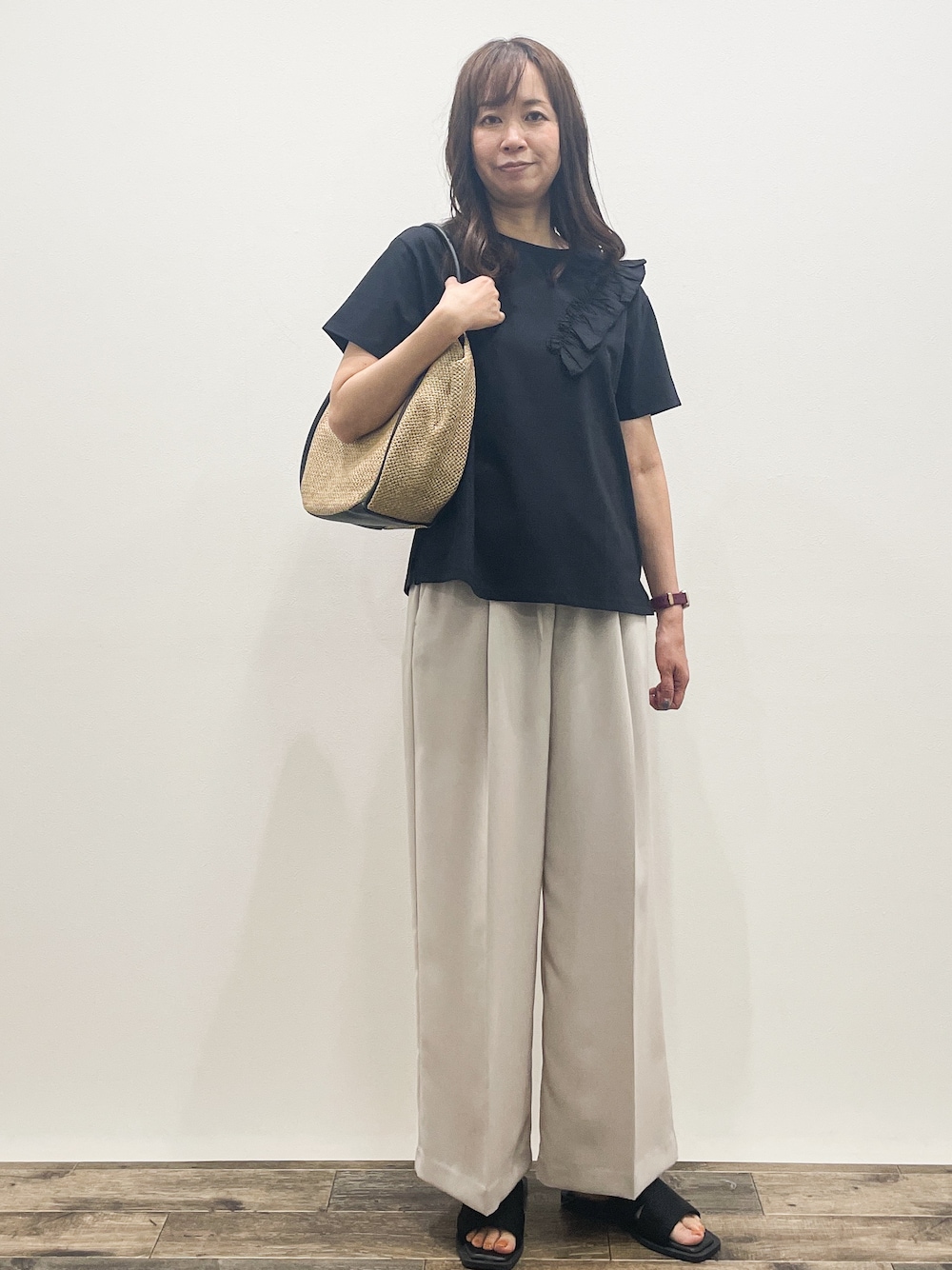 ブラック系のTシャツ/カットソー、ベージュ系のその他パンツ、ベージュ系のトートバッグを着用したレディースの夏コーディネートの1枚目の写真