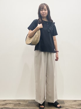 「OPAQUE.CLIP（オペークドットクリップ）の【UV／接触冷感】フリルショルダーカットソー《洗濯機OK》（Tシャツ/カットソー、ブラック系）」を使った、aimiku09さん（レディース・166cm）の夏コーディネート