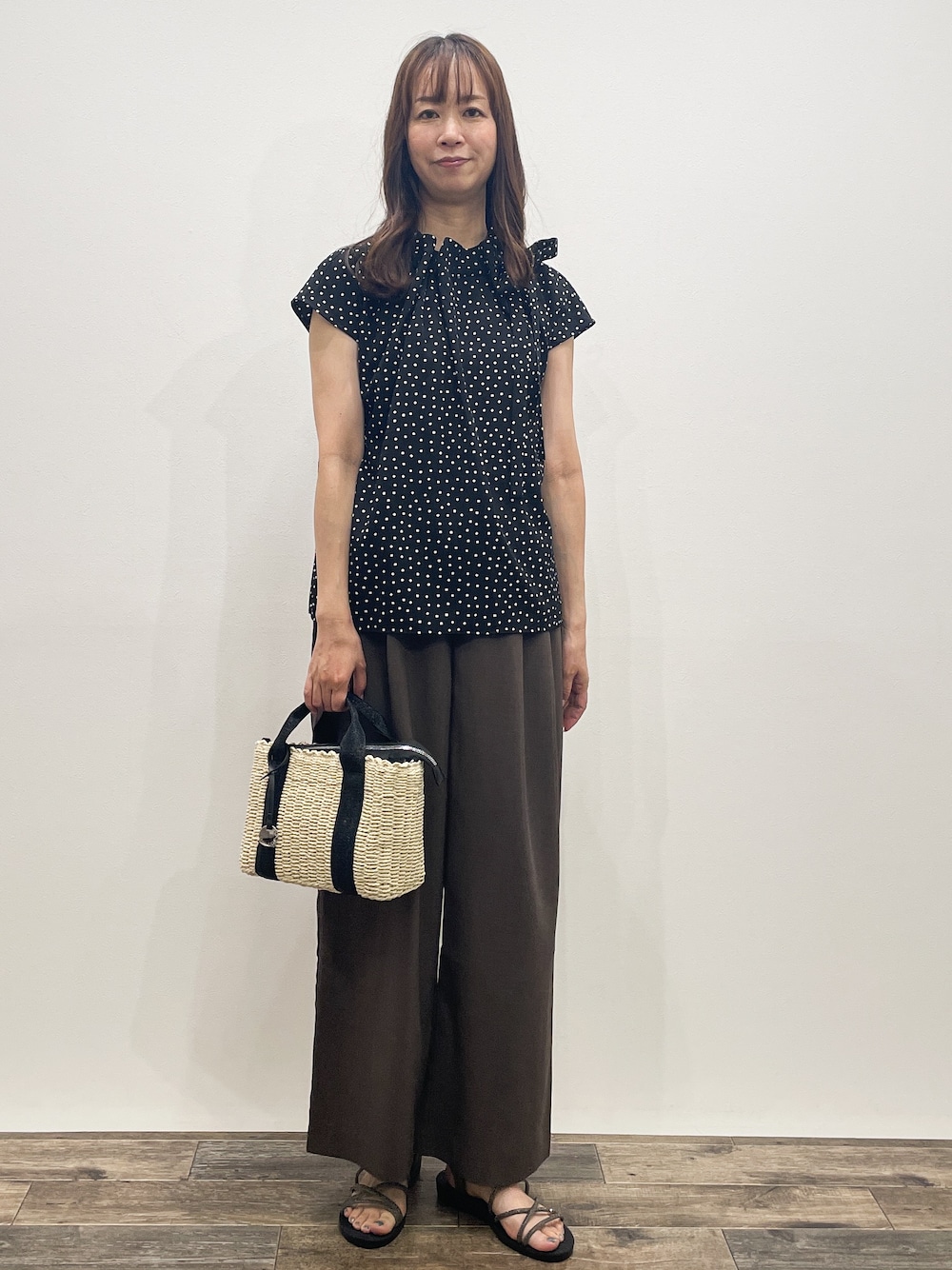 ブラック系のシャツ/ブラウス、ブラウン系のその他パンツ、ブラック系のトートバッグを着用したレディースの夏コーディネートの1枚目の写真