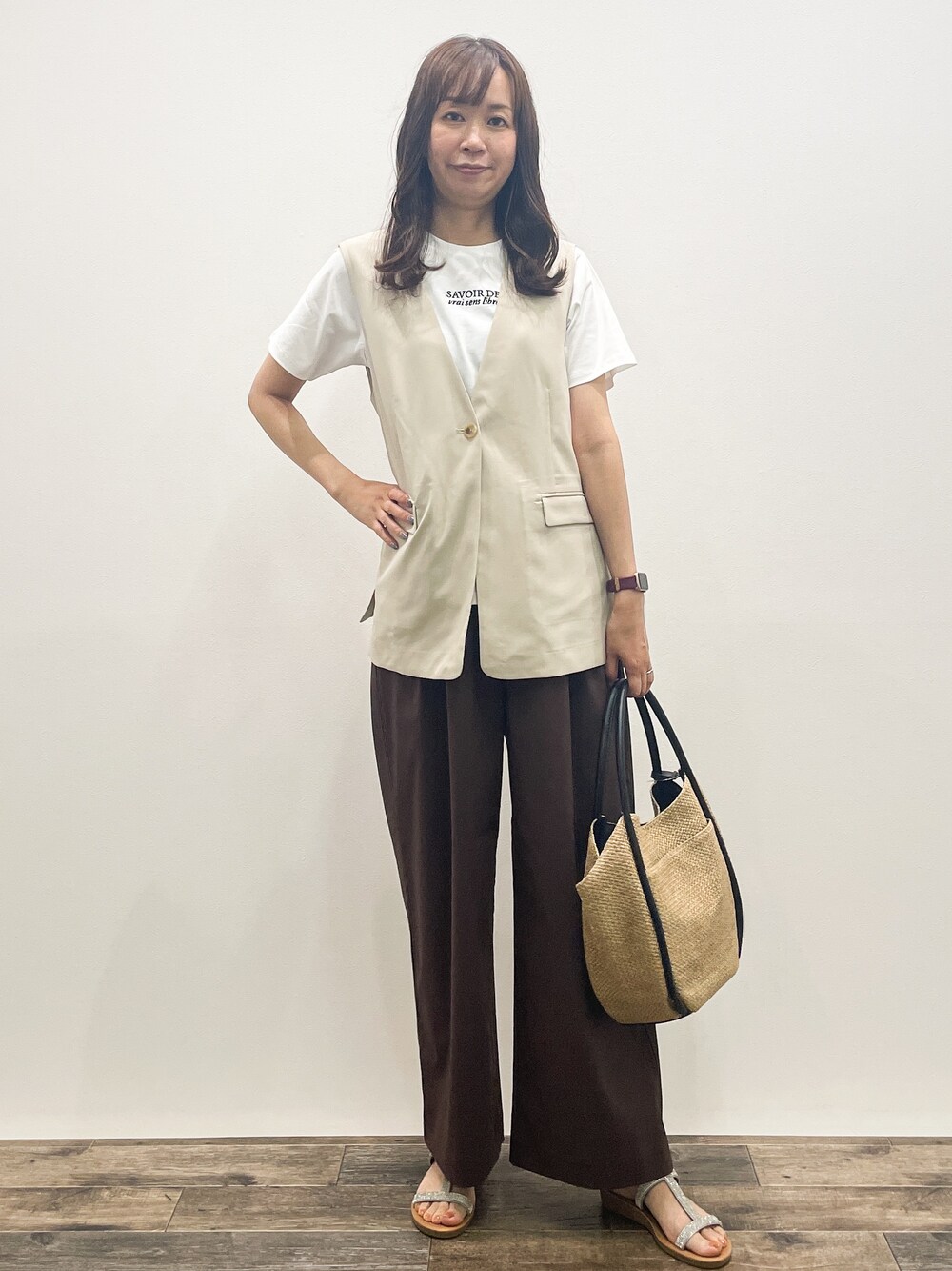 ベージュ系のベスト、ホワイト系のTシャツ/カットソー、ブラウン系のその他パンツを着用したレディースの夏コーディネートの1枚目の写真