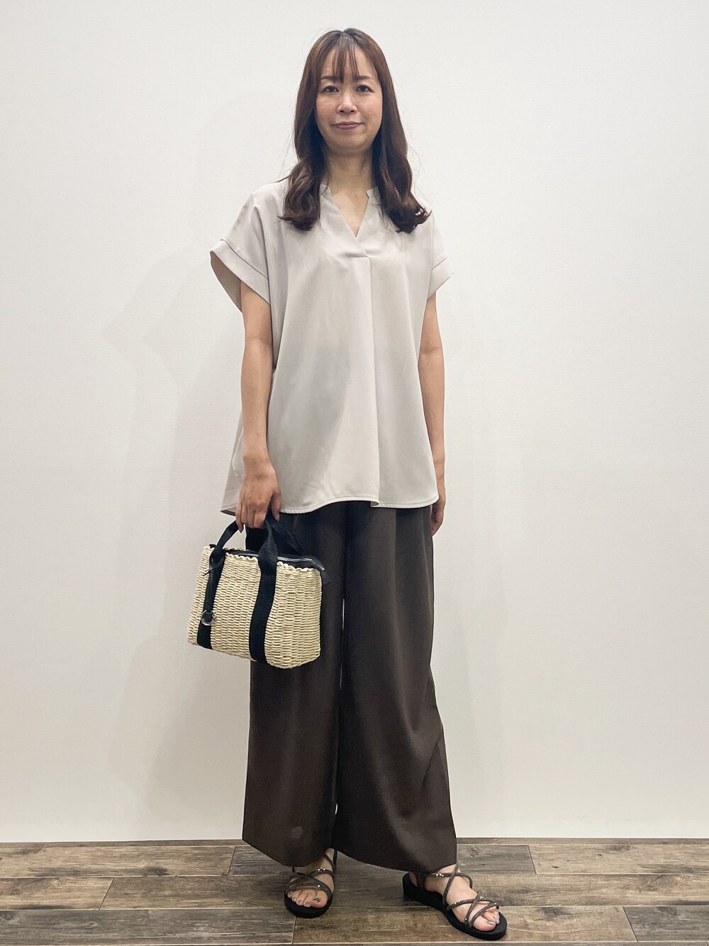 ベージュ系のシャツ/ブラウス、ブラウン系のその他パンツ、ブラック系のトートバッグを着用したレディースの夏コーディネートの1枚目の写真
