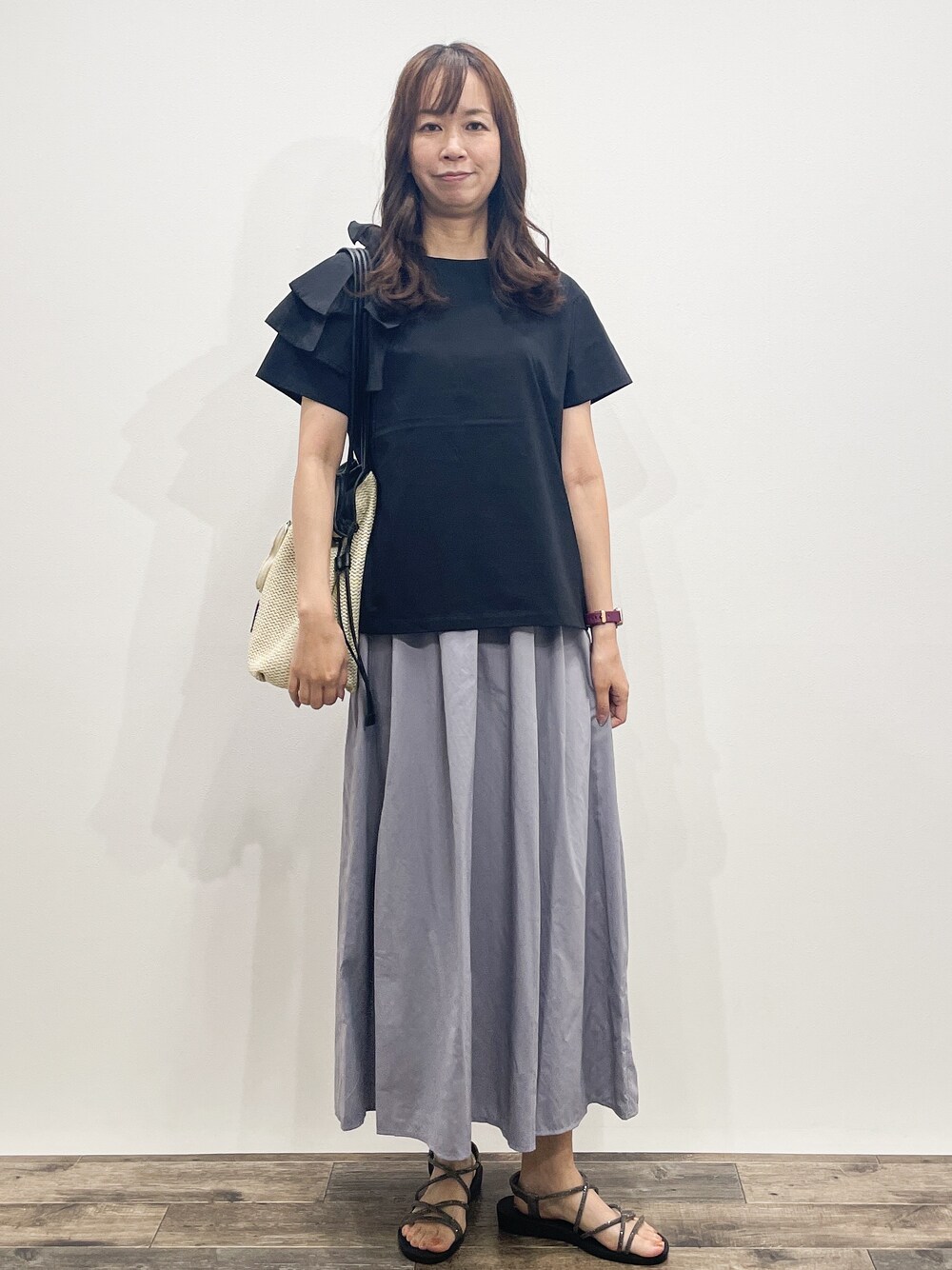 ブラック系のTシャツ/カットソー、グレー系のその他パンツ、ホワイト系のトートバッグを着用したレディースの夏コーディネートの1枚目の写真