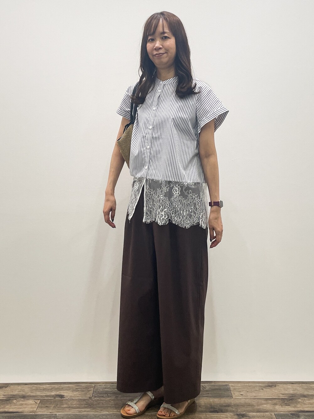 ブルー系のシャツ/ブラウス、ブラウン系のその他パンツ、ベージュ系のトートバッグを着用したレディースの夏コーディネートの1枚目の写真