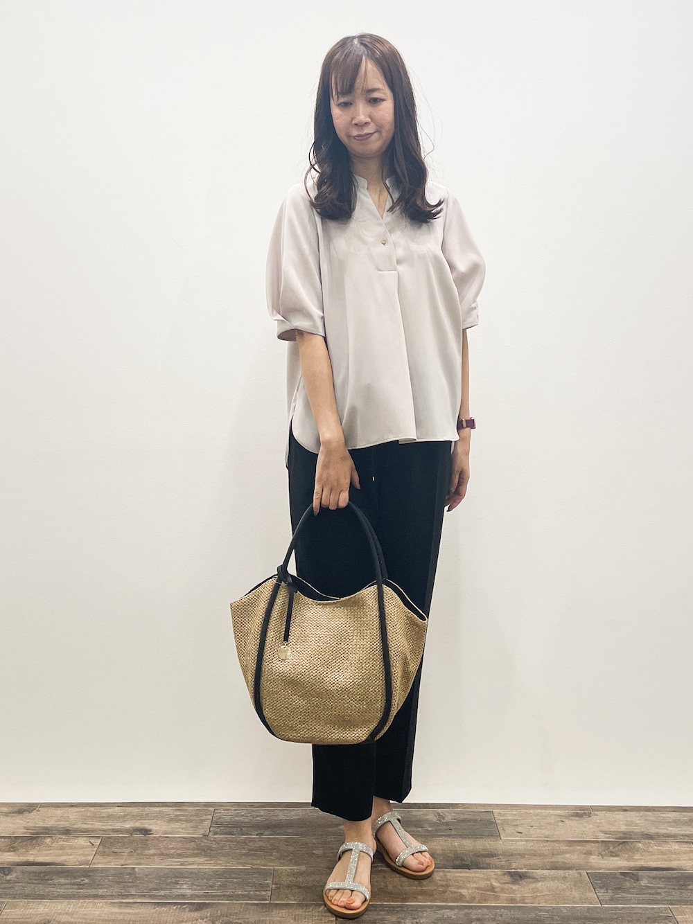 ベージュ系のシャツ/ブラウス、ブラック系のその他パンツ、ベージュ系のトートバッグを着用したレディースの春コーディネートの1枚目の写真