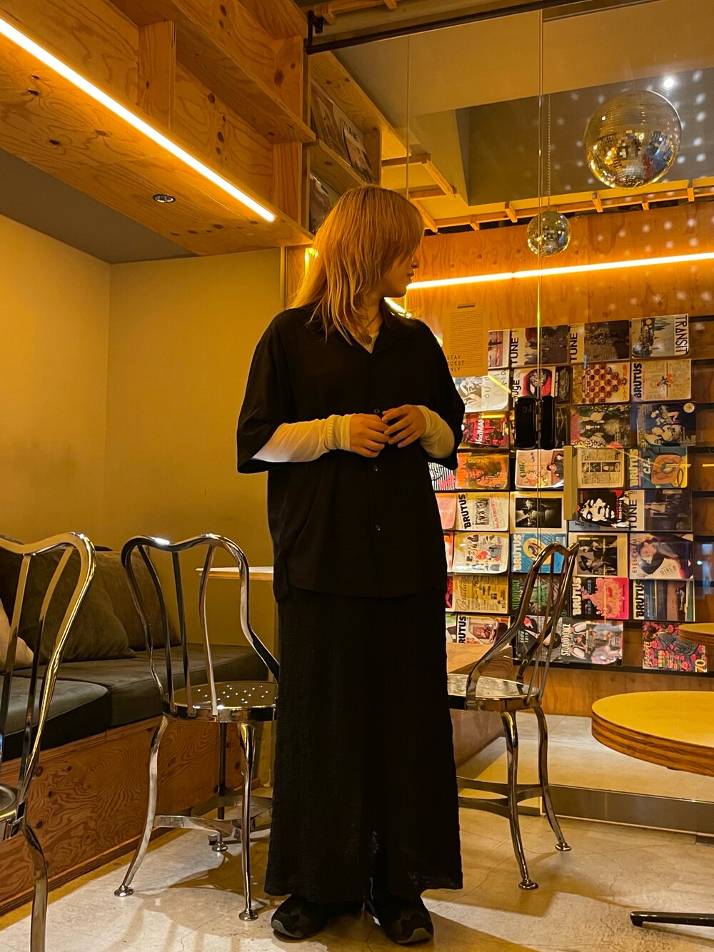 ブラック系のシャツ/ブラウス、ブラック系のスカート、ブラック系のスニーカーを着用したレディースの秋コーディネートの1枚目の写真