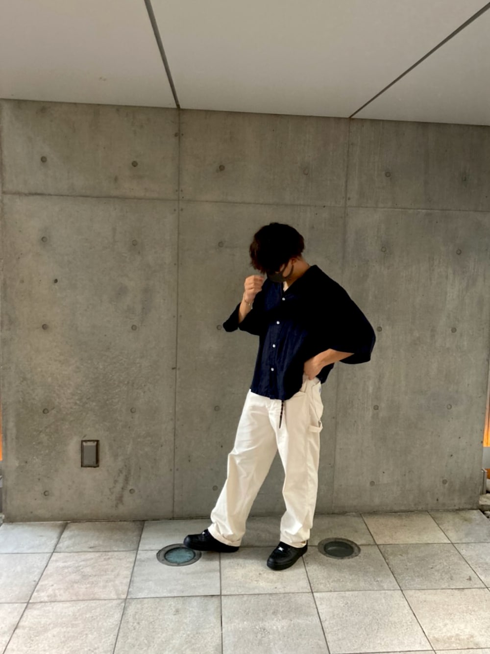 「夏コーデ、半袖シャツ、キレイめ、デニムパンツ、ビッグシルエット」｜「LeeのLee/リー【ユニセックス】Dungrees ペインターデニムパンツ（デニムパンツ、ホワイト系）」を使った、minita27さん（メンズ・169cm）の夏コーディネートの1枚目の写真