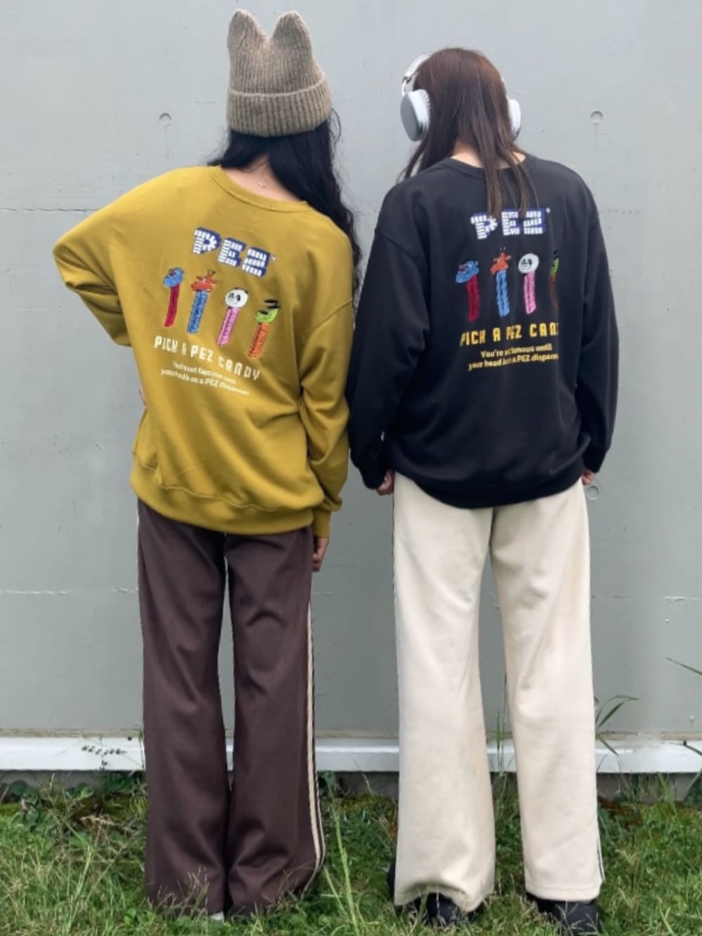 ブラック系のスウェット、イエロー系のスウェット、ブラック系のサンダルを着用したレディースの秋コーディネートの1枚目の写真