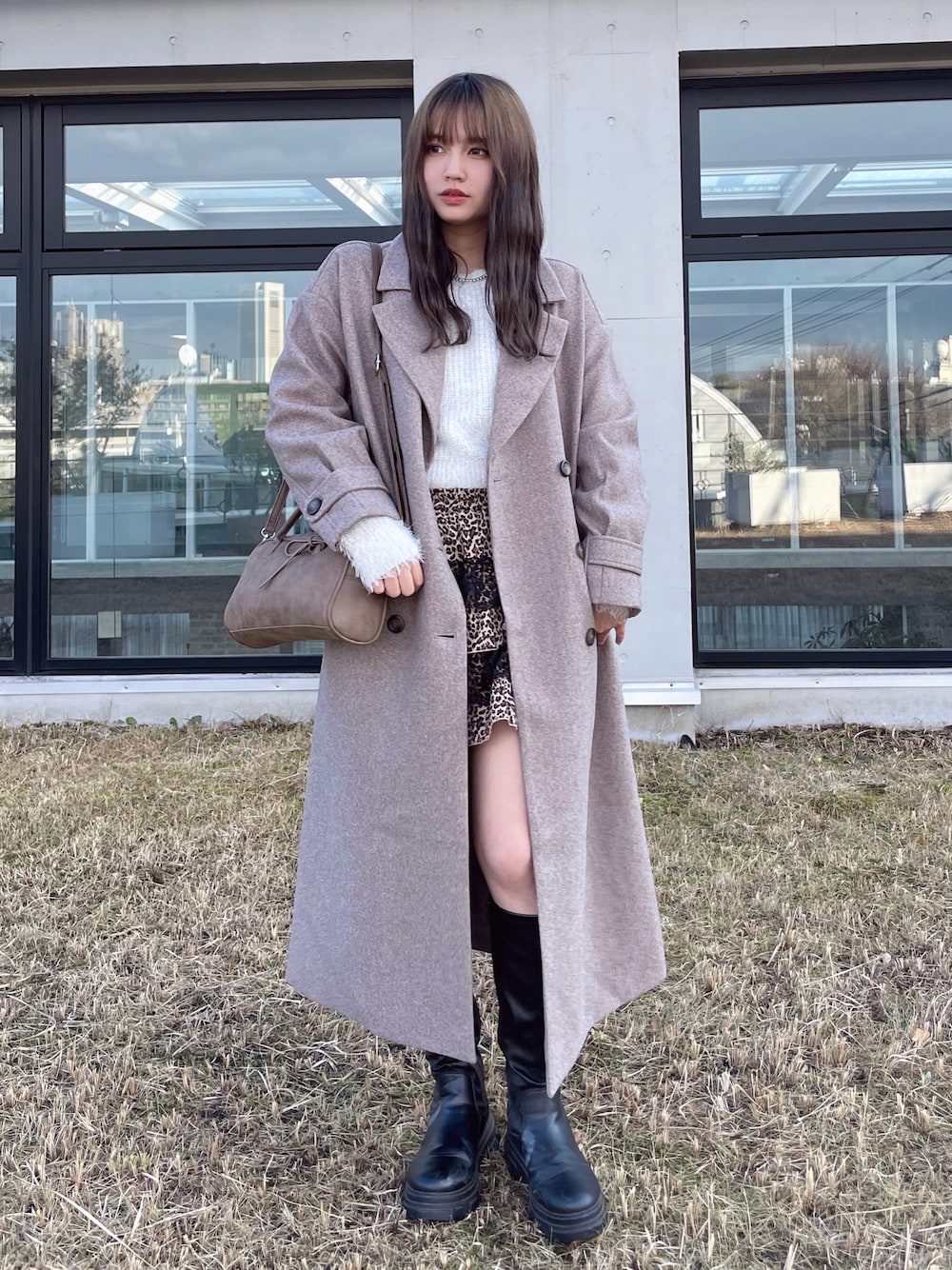 その他のスカート、ベージュ系のカーディガン/ボレロ、ブラウン系のチェスターコートを着用したレディースの冬コーディネートの1枚目の写真