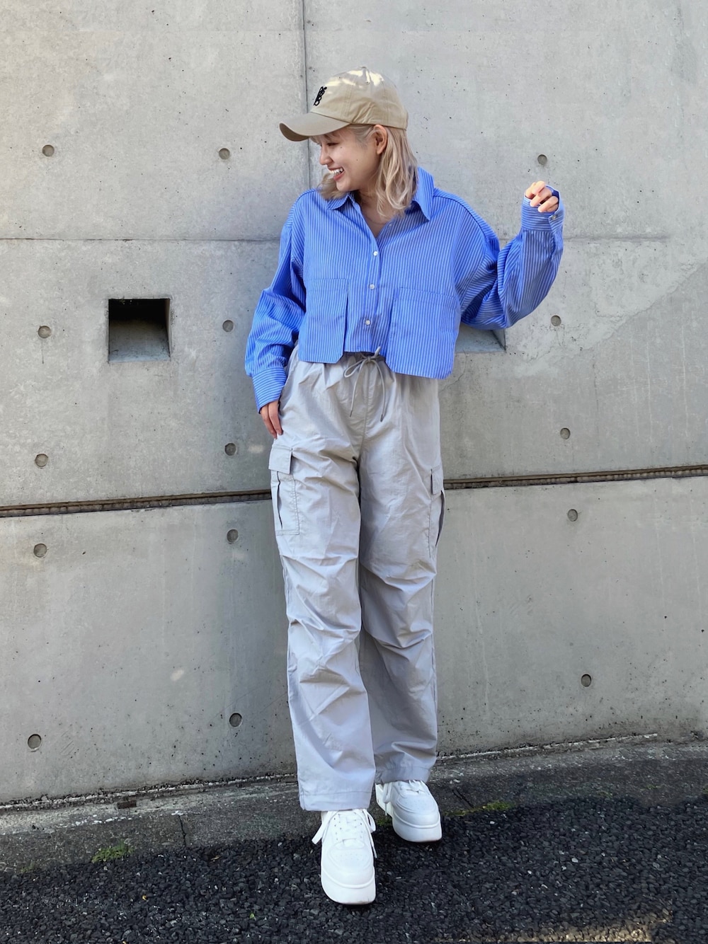 カーゴパンツ（グレー系）を使った「オフィスカジュアル」の人気