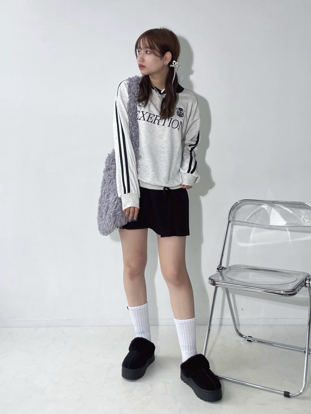 ブラック系のサンダル、グレー系のショルダーバッグ、ブラック系のスカートを着用したレディースの秋コーディネートの1枚目の写真