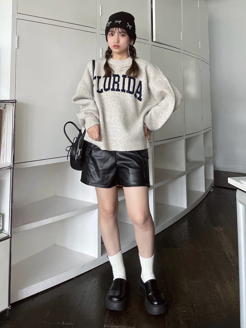 「アウトドアスタイル、レイヤードスタイル、秋っぽコーデ更新中、レザー、ボストンバッグ、モノトーン、ショートパンツ、ブラックコーデ、厚底シューズ、デートコーデ、秋コーデ、パステルカラー、古着MIX、淡色コーデ、ニット」｜「AS KNOW AS plusの☆リボンモチーフニット帽（ニットキャップ/ビーニー、ブラック系）」を使った、Miyukiさん（レディース・160cm）の秋コーディネートの1枚目の写真