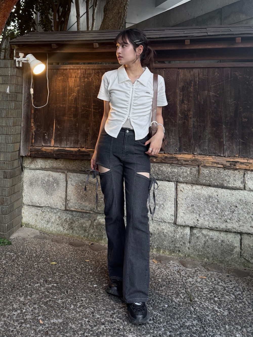 ブラック系のデニムパンツ、ホワイト系のTシャツ/カットソー、ブラック系のサンダルを着用したレディースの夏コーディネートの1枚目の写真