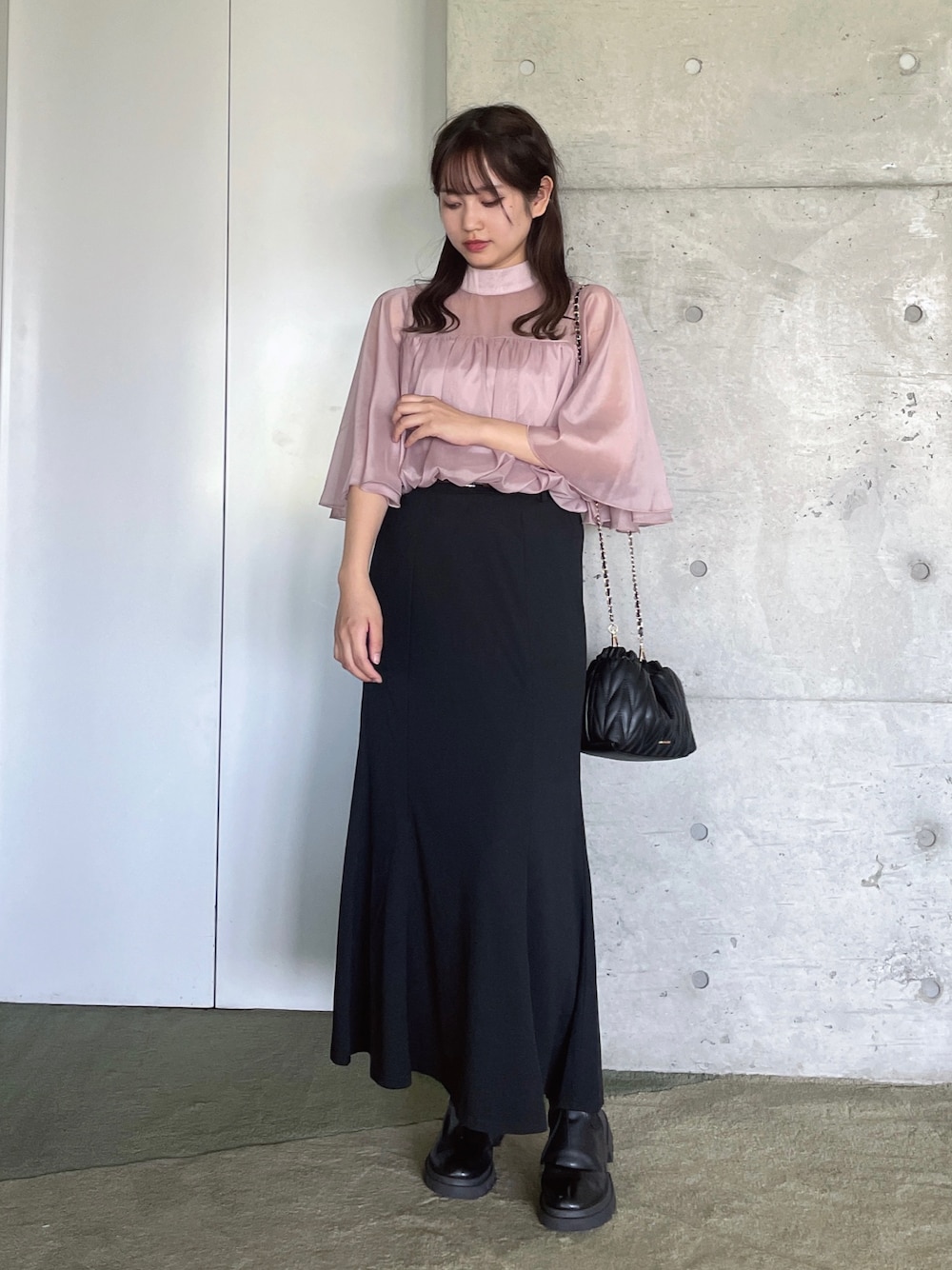 「淡色コーデ、秋服準備はじめました、デートコーデ、韓国ファッション、シアートップス、ロングスカート、秋コーデ、厚底シューズ、休日スタイル、フリル、ショルダーバッグ、プチプラ、ローファー、ピンク、きれいめカジュアル」｜「AS KNOW AS plusの◇ベルト付きマーメイドスカート（スカート、ブラック系）」を使った、Miyukiさん（レディース・160cm）の秋コーディネートの1枚目の写真