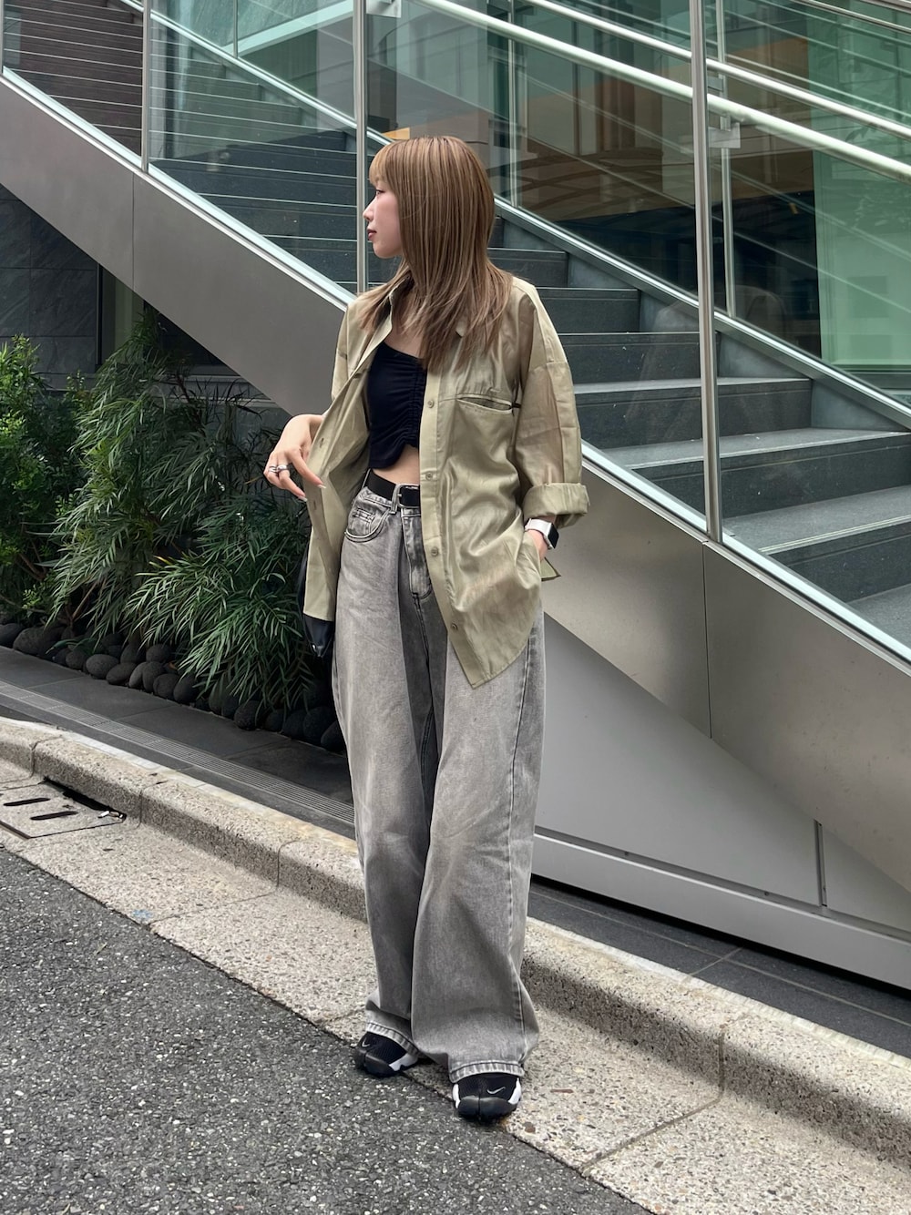 「お出かけコーデ、古着MIX、シャツスタイル、秋服準備はじめました、アツいコーデ全部見せ、サンダル、プチプラ、レイヤードスタイル、デニム、デートコーデ、淡色コーデ、韓国ファッション、シアートップス、休日スタイル、アウトドアスタイル」｜「select MOCA by sonの【サイズ展開あり】シアーオーバーサイズシャツ（シャツ/ブラウス、グリーン系）」を使った、Hinata.さん（レディース・156cm）の夏コーディネートの1枚目の写真