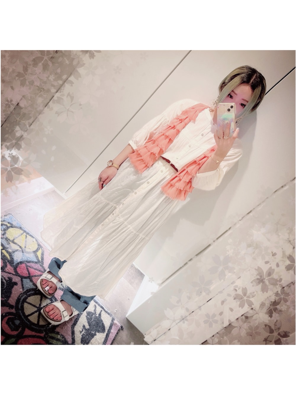 「white、pink、denim」｜「earth music&ecologyのティアードワンピース ＊（ワンピース、ホワイト系）」を使った、🌷さん（レディース・143cm）の夏コーディネートの1枚目の写真