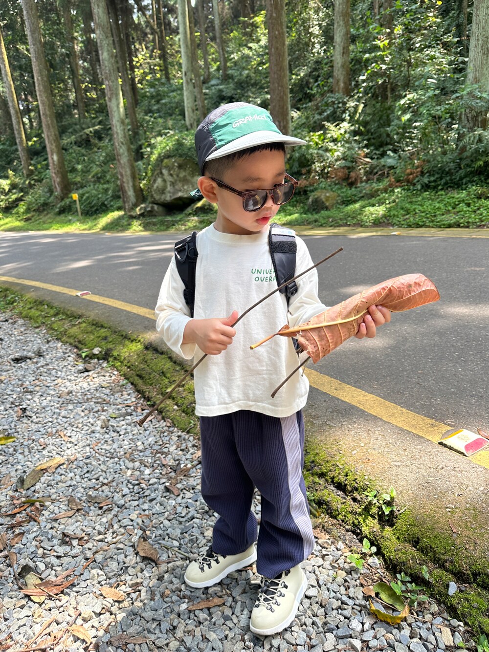 「UNIVERSAL OVERALLのアイテム（Tシャツ/カットソー、ホワイト系）」を使った、housebabypresleyさん（キッズ・100cm）の春コーディネートの1枚目の写真
