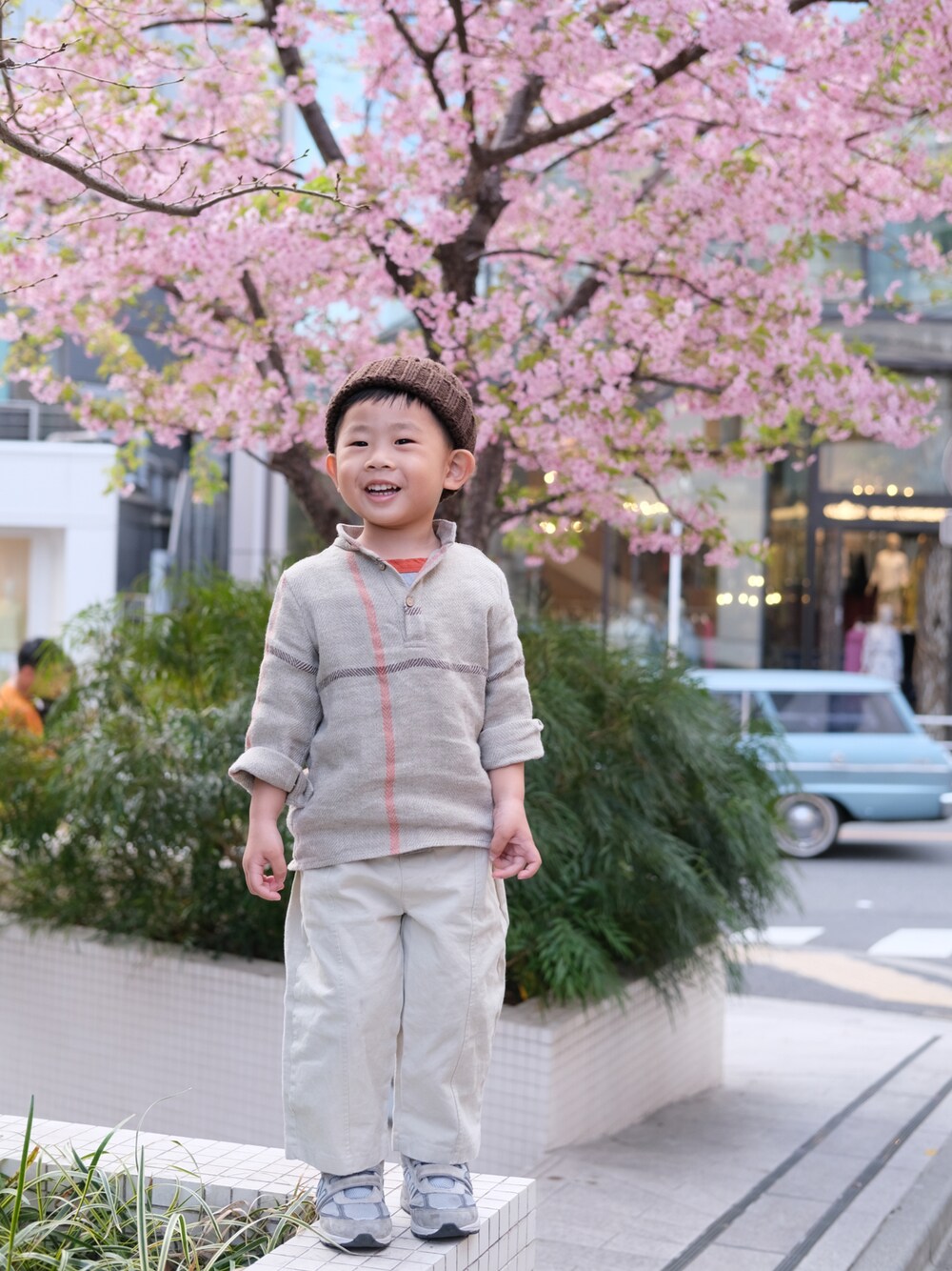 「NEW BALANCEのアイテム（スニーカー、グレー系）」を使った、housebabypresleyさん（キッズ・100cm）の春コーディネートの1枚目の写真