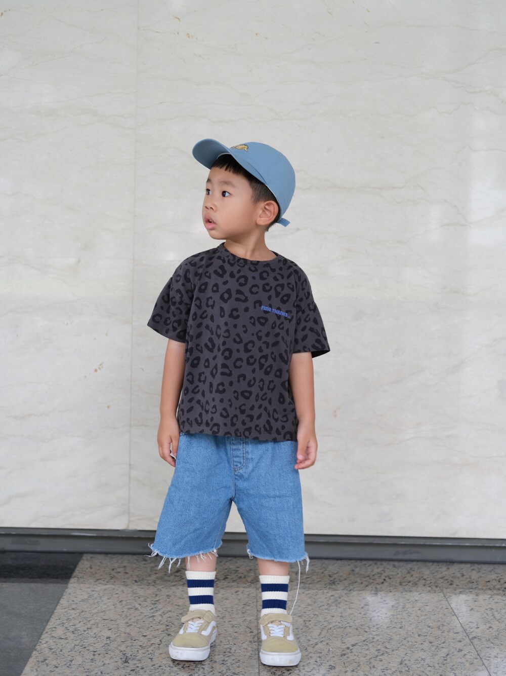 「VANSのアイテム（スニーカー、ベージュ系）」を使った、housebabypresleyさん（キッズ・100cm）の夏コーディネートの1枚目の写真