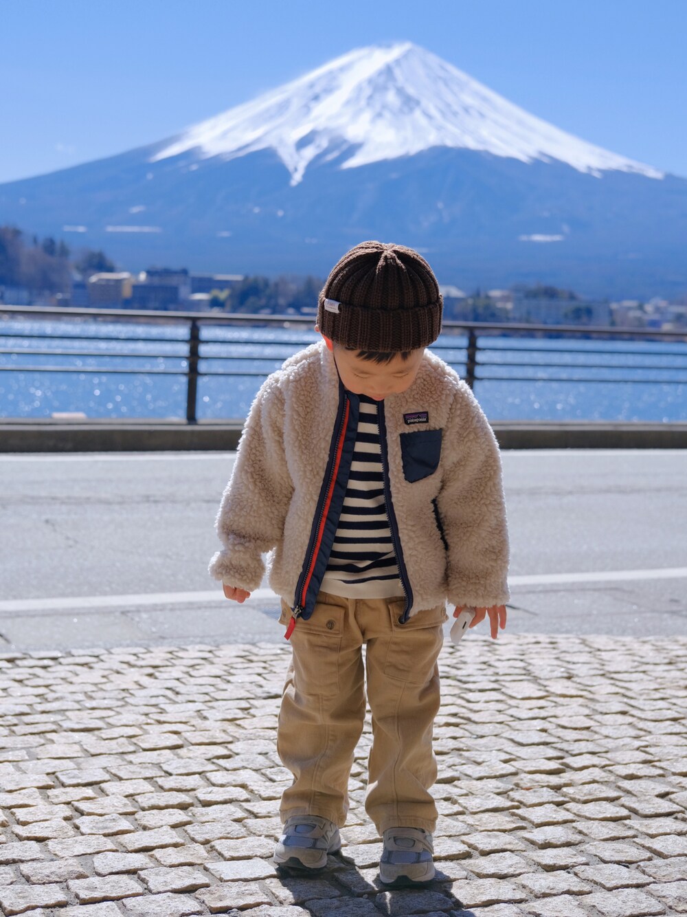 「patagoniaのアイテム（ノーカラージャケット、ホワイト系）」を使った、housebabypresleyさん（キッズ・100cm）の冬コーディネートの1枚目の写真