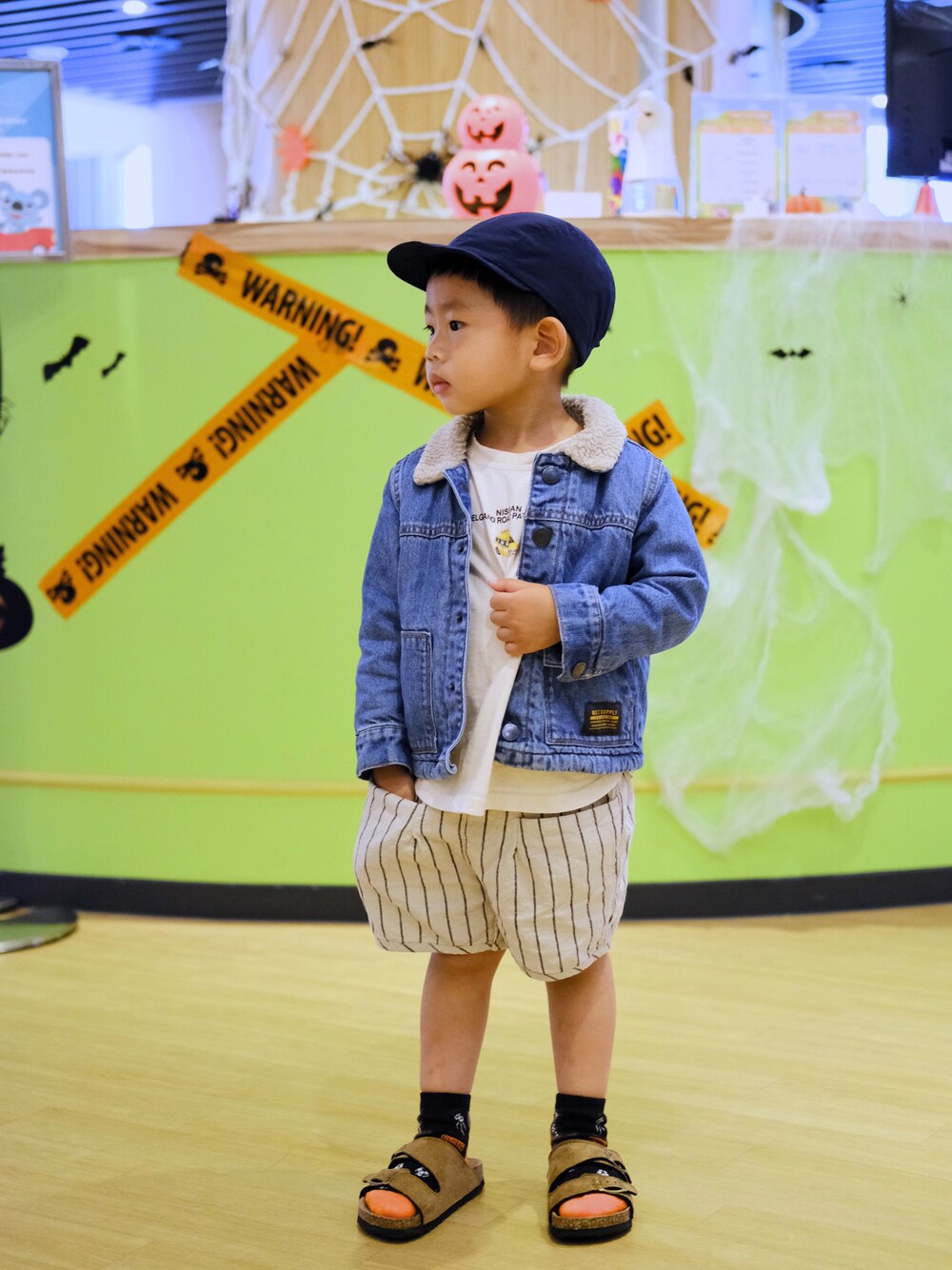 「ZARA KIDSのアイテム（デニムジャケット、ブルー系）」を使った、housebabypresleyさん（キッズ・90cm）の秋コーディネートの1枚目の写真