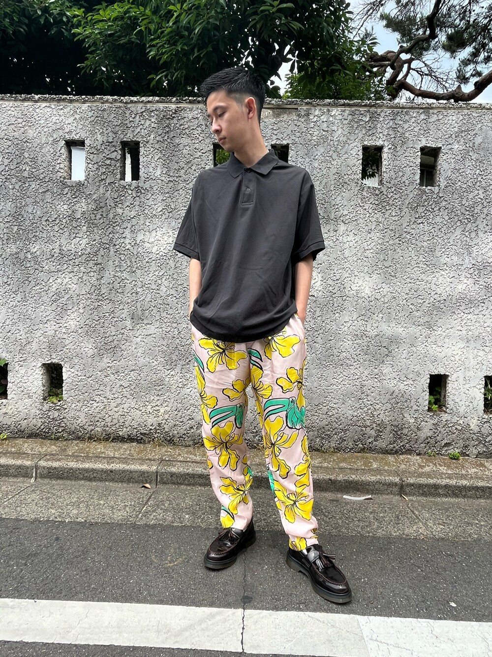 「リラックススタイル、夏、キレイめ、ブラック、ピンクコーデ、柄パンツコーデ、柄パンツ、シルクパンツ、ローファー、ドクターマーチン、バナナ柄、バナナ、大人コーデ、メンズコーデ」｜「handvaerkのhandvaerk | ピケ ポロシャツ MEN（ポロシャツ、ブラック系）」を使った、まさとさん（メンズ・165cm）の夏コーディネートの1枚目の写真