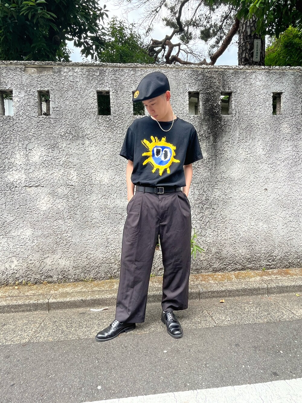「夏コーデ、きれいめカジュアル、古着MIX、キレイめ、プリントT、古着好きな人と繋がりたい、ブラック、スラックスパンツ、リーガル、革靴コーデ、burberry、ハンチング、バンドT、タックイン、革靴」｜「BURBERRYのアイテム（ハンチング/ベレー帽、ブラック系）」を使った、まさとさん（メンズ・165cm）の夏コーディネートの1枚目の写真
