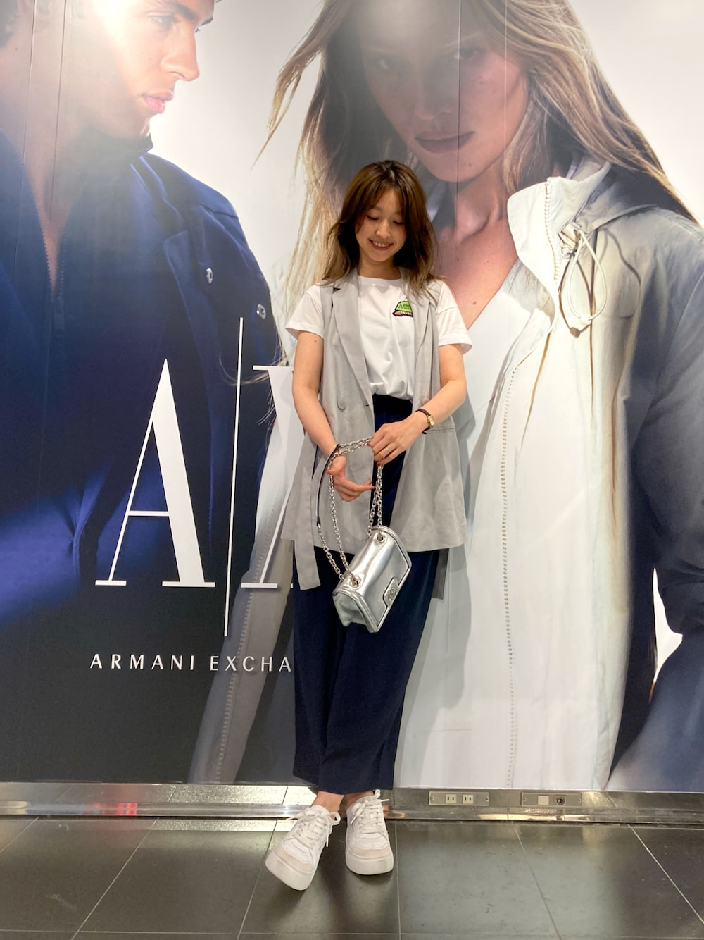 「アルマーニエクスチェンジ、AXchanger、AXchange、きれいめカジュアル、大人カジュアル、初夏コーデ、春コーデ、チェーンバッグ、重ね着、スニーカー」｜「ARMANI EXCHANGEの【A|X アルマーニ エクスチェンジ】レースアップスニーカー（スニーカー、ホワイト系）」を使った、naobeさん（レディース・169cm）の春コーディネートの1枚目の写真