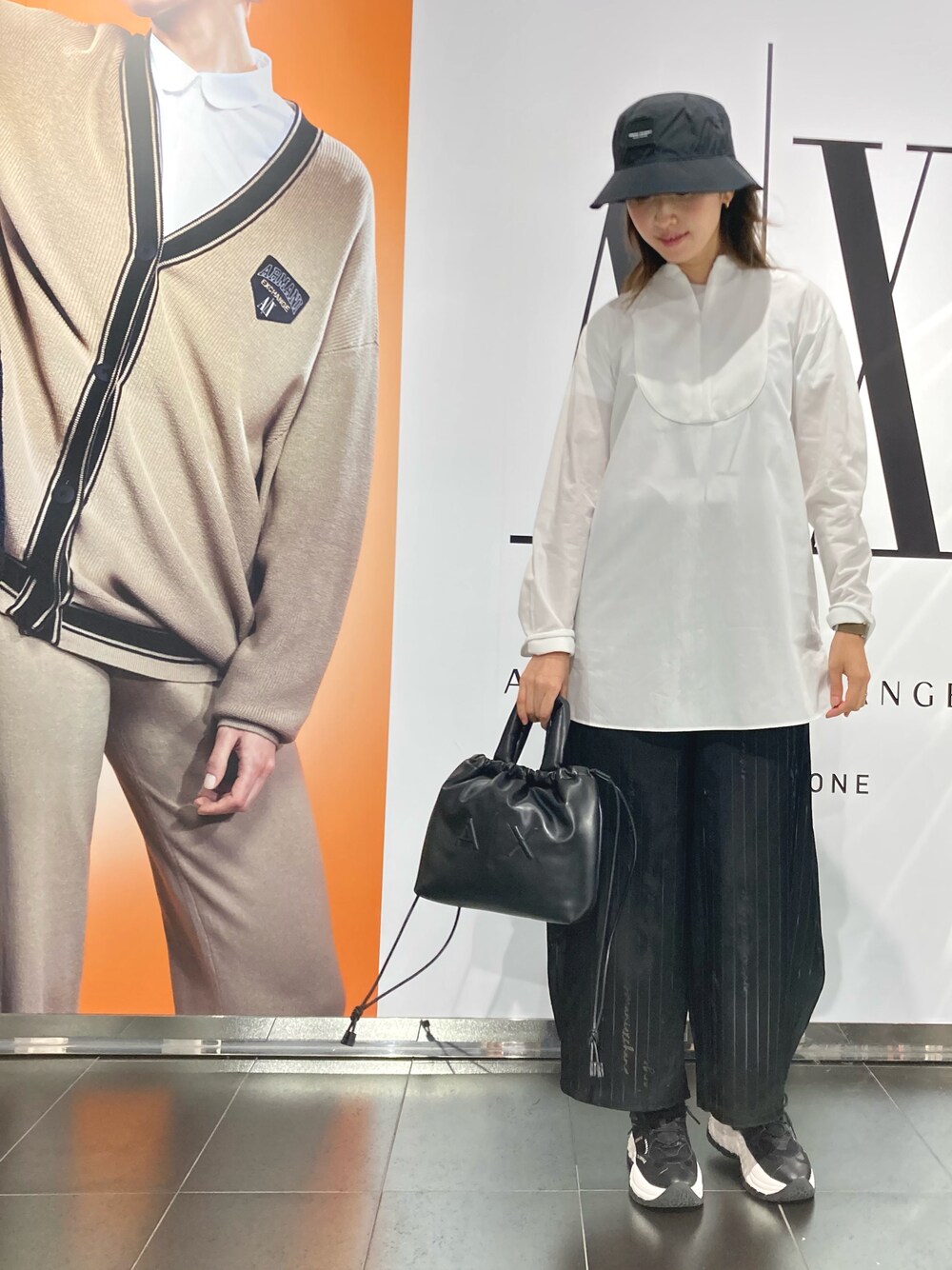 「オトナ女子、初秋コーデ、シンプル、パンツコーデ、armaniexchange、AXchanger、AXchange、アルマーニエクスチェンジ、モノトーン、白黒、バケットハット、高身長女子、厚底シューズ」｜「ARMANI EXCHANGEの【A|X アルマーニ エクスチェンジ】ハーフジップタキシードシャツ（シャツ/ブラウス、ホワイト系）」を使った、naobeさん（レディース・169cm）の夏コーディネートの1枚目の写真