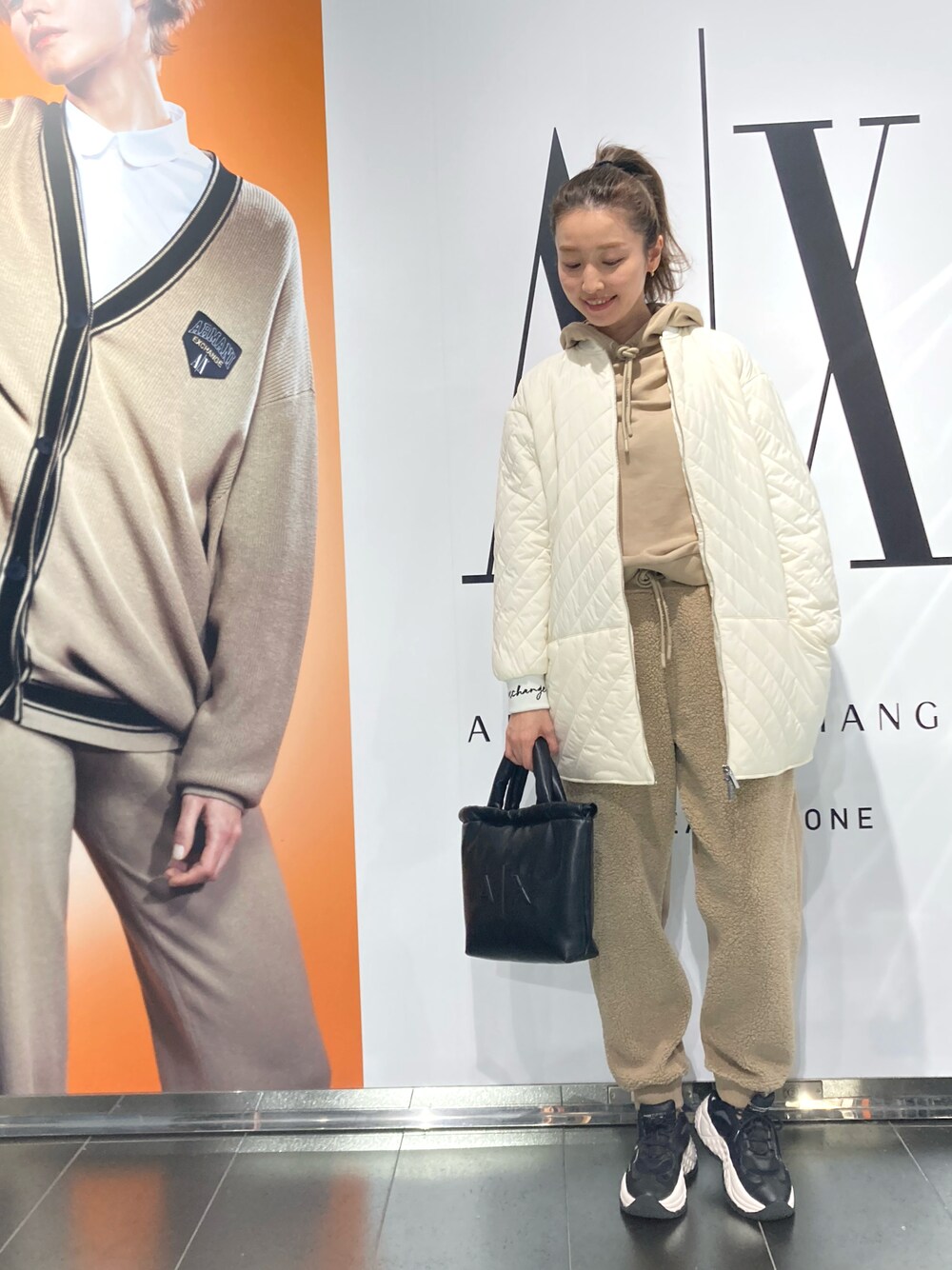 「AXchanger、AXchange、アルマーニエクスチェンジ、重ね着ベストシーズン、秋服コーデ、オトナカジュアル、カジュアルコーデ、大人カジュアル、大人女子、セットアップ、セットアップスタイル、着回しコーデ」｜「ARMANI EXCHANGEの【A|X アルマーニ エクスチェンジ】ビッグAXロゴ　ボア切替スウェットジョガーパンツ（スウェットパンツ、ベージュ系）」を使った、naobeさん（レディース・169cm）の秋コーディネートの1枚目の写真
