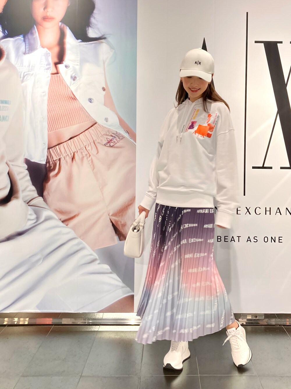 「ビックシルエット、パーカー、メンズアイテム、メンズファッション、キャップ、プリーツスカート、スニーカー、AXchanger、AXchange、アルマーニエクスチェンジ、春夏コーデ、カジュアルコーデ」｜「ARMANI EXCHANGEの【A|X アルマーニ エクスチェンジ】グラデーション　ロングスカート（スカート、その他）」を使った、naobeさん（レディース・169cm）の夏コーディネートの1枚目の写真