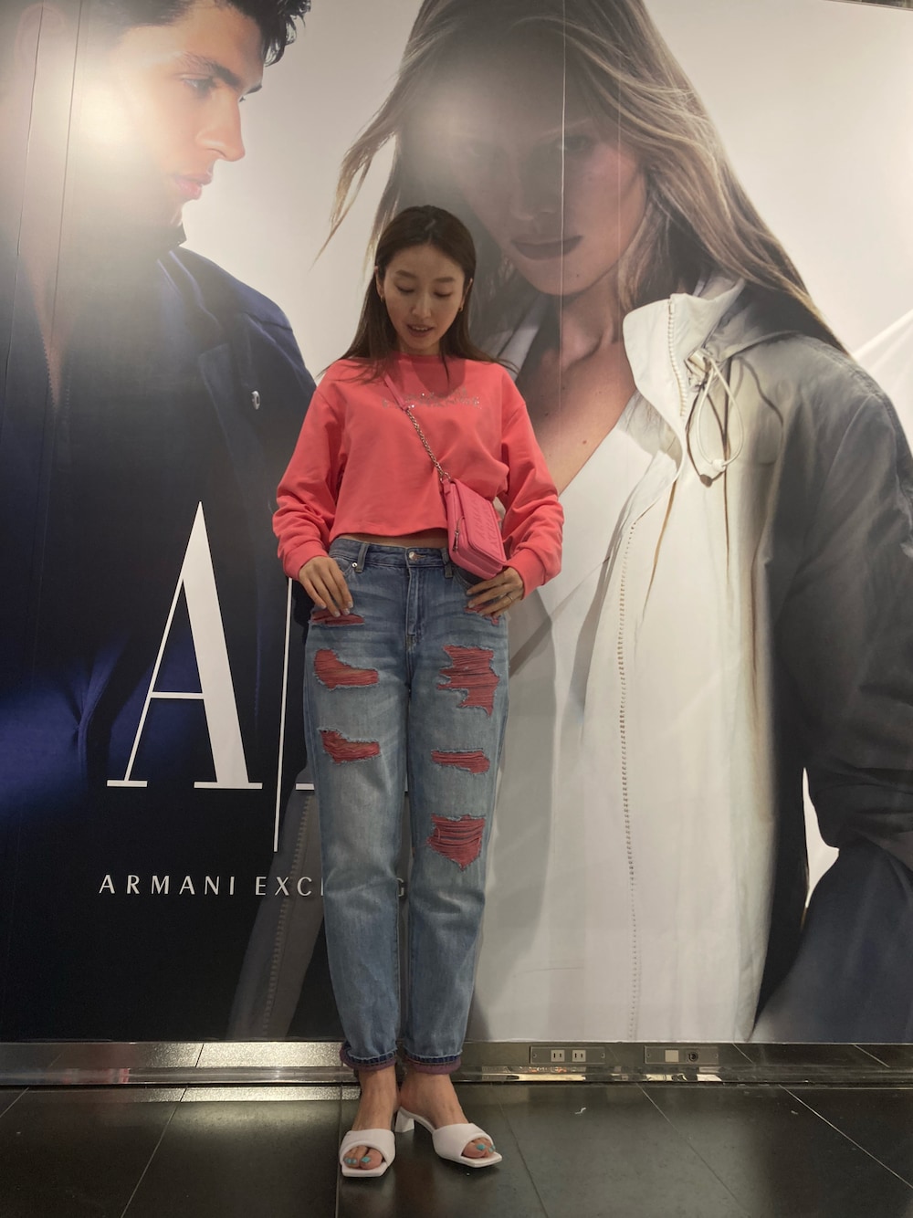 「AXchange、AXchanger、アルマーニエクスチェンジ、秋のコーデ、デニムコーデ、カジュアルコーデ、ダメージデニム」｜「ARMANI EXCHANGEの【A|X アルマーニ エクスチェンジ】カラードダメージ デニムパンツ_J16 BOYFRIEND CROPPED（デニムパンツ、ブルー系）」を使った、naobeさん（レディース・169cm）の秋コーディネートの1枚目の写真