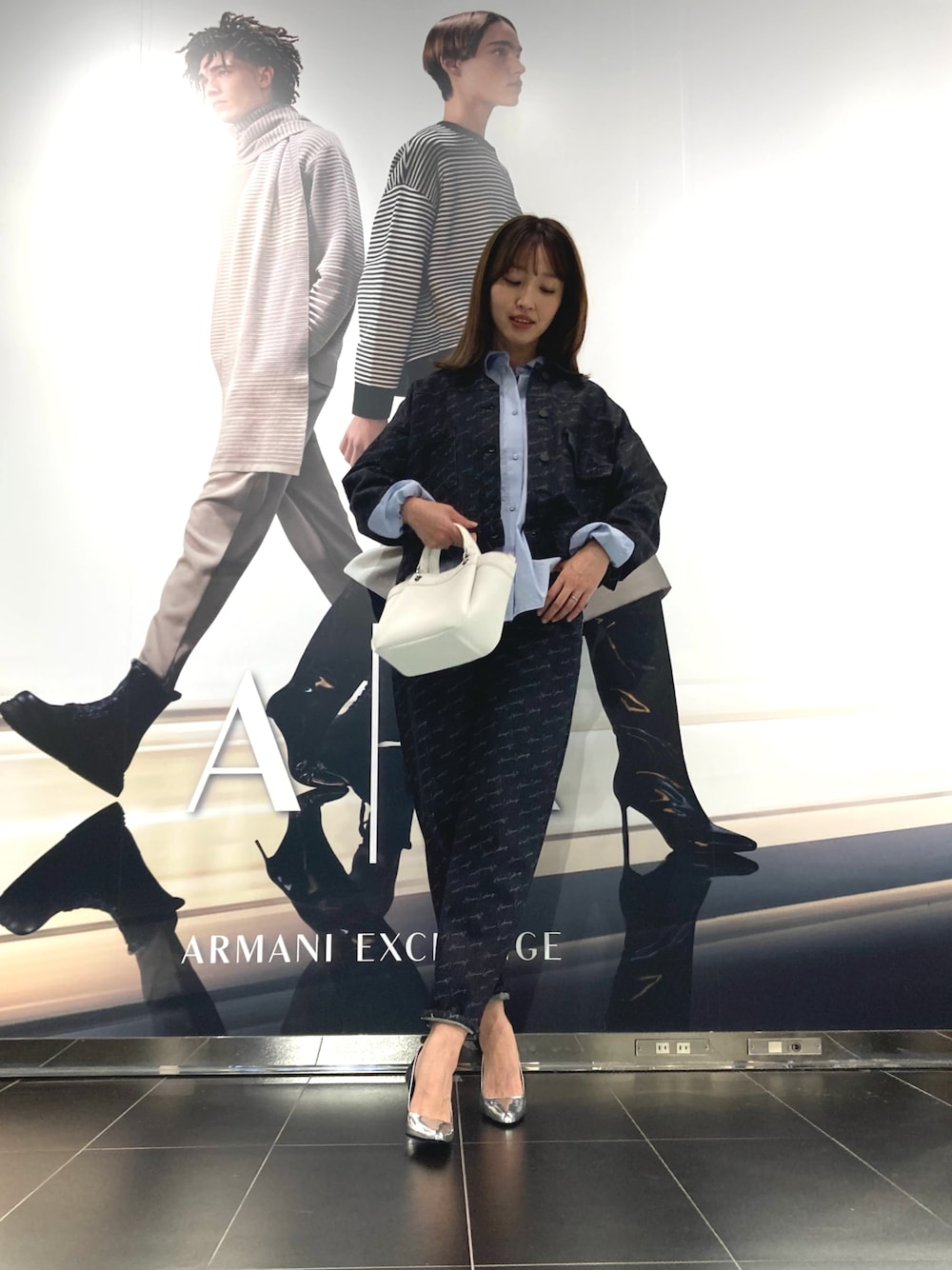 「AXchange、AXchanger、armaniexchange、アルマーニエクスチェンジ、デニムコーデ、デニムオンデニム、セットアップ、秋コーデ、オトナカジュアル、オトナ女子、高身長女子」｜「ARMANI EXCHANGEの【A|X アルマーニ エクスチェンジ】WAVE　A|Xロゴ　ミニハンドバッグ（ハンドバッグ、ホワイト系）」を使った、naobeさん（レディース・169cm）の秋コーディネートの1枚目の写真