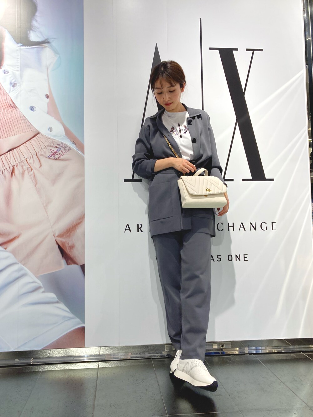 「アルマーニエクスチェンジ、armaniexchange、AXchanger、AXchange、ニットジャケット、ニットパンツ、セットアップ、スニーカー、チェーンバッグ、高身長女子、オトナカジュアル」｜「ARMANI EXCHANGEの【A|X アルマーニ エクスチェンジ】ウエストリボン付き　ニットシャツジャケット（その他アウター、グレー系）」を使った、naobeさん（レディース・169cm）の冬コーディネートの1枚目の写真