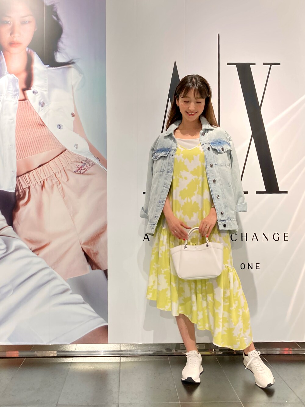 「アルマーニエクスチェンジ、AXchanger、AXchange、ワンピース、ロングワンピース、デニムジャケット、白スニーカー、リゾートスタイル」｜「ARMANI EXCHANGEの【A|X アルマーニ エクスチェンジ】オールオーバープリント　ミディキャミワンピース（ワンピース、ベージュ系）」を使った、naobeさん（レディース・169cm）の夏コーディネートの1枚目の写真