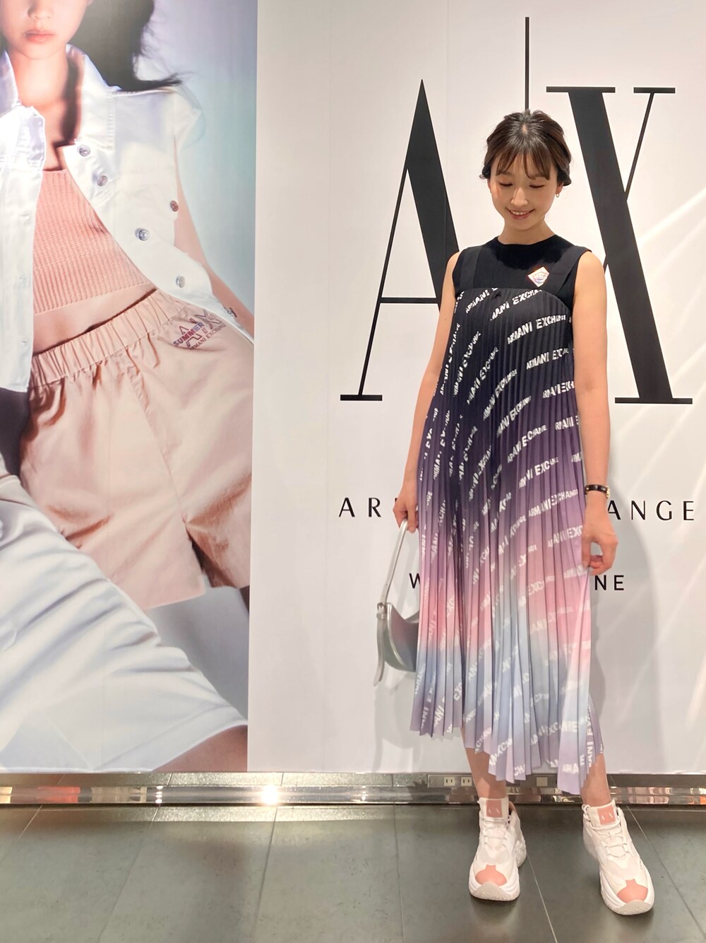 「休日スタイル、キレイめ、アルマーニエクスチェンジ、AXchanger、AXchange、ワンピース、スニーカー、ノースリーブ、重ね着、レイヤードスタイル、プリーツスカート」｜「ARMANI EXCHANGEのアイテム（ワンピース、ピンク系）」を使った、naobeさん（レディース・169cm）の夏コーディネートの1枚目の写真