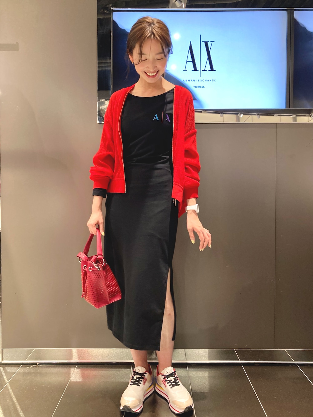 「AXchange、AXchanger、アルマーニエクスチェンジ、タイトワンピース、赤コーデ、スニーカー、スニーカー女子、ミニバッグ、カラー×コーデ、オトナ女子、大人カジュアル、ワンピース×スニーカー」｜「ARMANI EXCHANGEの【A|X アルマーニ エクスチェンジ】カラフルロゴ　Tシャツワンピース（ワンピース、ブラック系）」を使った、naobeさん（レディース・169cm）の夏コーディネートの1枚目の写真