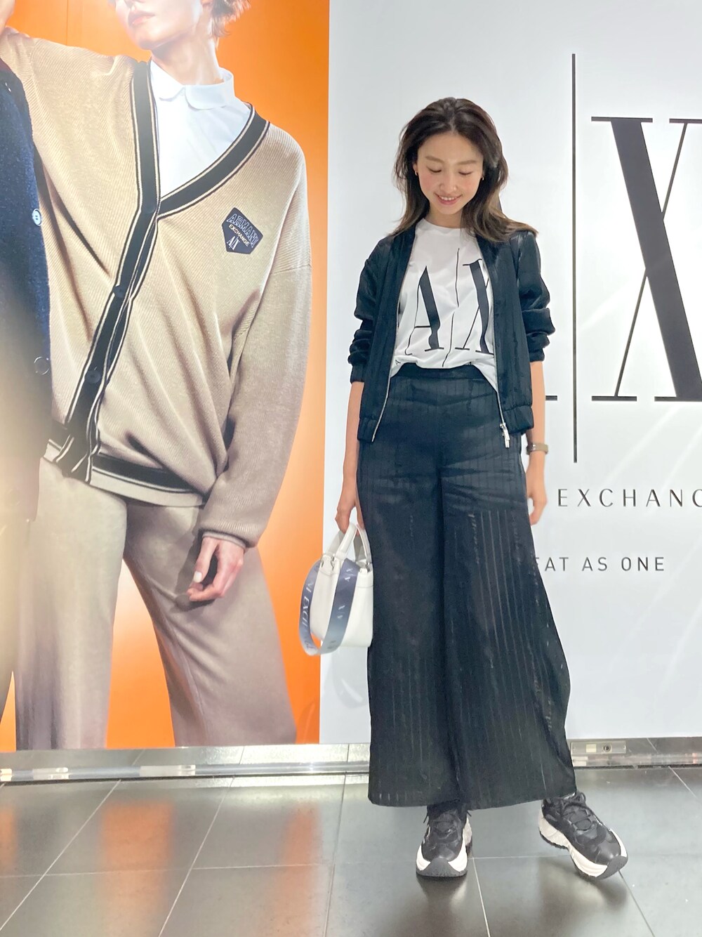 「大人かわいい、カジュアルコーデ、秋コーデ、大人コーデ、オトナカジュアル、アルマーニエクスチェンジ、AXchanger、AXchange、セットアップ、ワイドパンツ、ブルゾン、高身長女子」｜「ARMANI EXCHANGEの【A|X アルマーニ エクスチェンジ】ラインロゴ　シアークロップドキャロットパンツ（その他パンツ、ブラック系）」を使った、naobeさん（レディース・169cm）の夏コーディネートの1枚目の写真