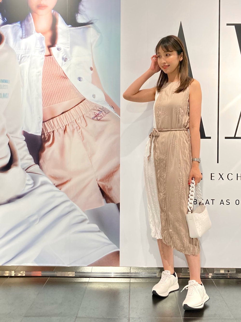 「夏、大人コーデ、シンプル、オトナカジュアル、ノースリーブワンピース、ノースリーブ、ワンピース、ワンピース×スニーカー、AXchanger、AXchange、アルマーニエクスチェンジ、白スニーカー、スニーカー」｜「ARMANI EXCHANGEの【A|X アルマーニ エクスチェンジ】パンチングロゴチェーンハンドル　ミニショルダーバッグ（ショルダーバッグ、ホワイト系）」を使った、naobeさん（レディース・169cm）の夏コーディネートの1枚目の写真