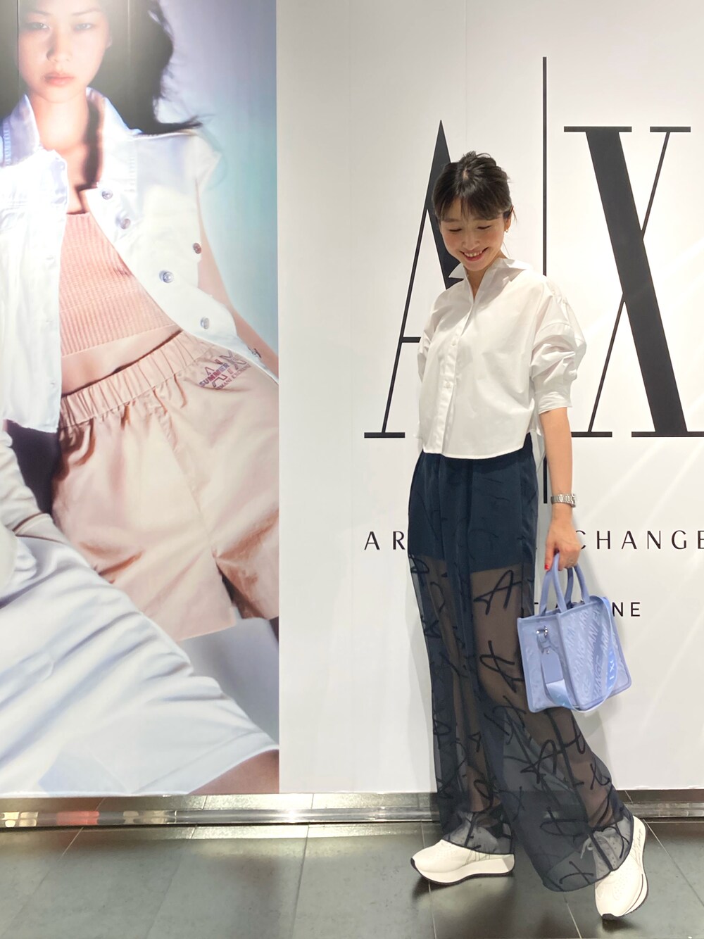 「アルマーニエクスチェンジ、AXchanger、AXchange、白シャツ、シースルー、ワイトパンツ、スニーカー、白スニーカー、春夏コーデ、大人コーデ、オトナカジュアル」｜「ARMANI EXCHANGEの【A|X アルマーニ エクスチェンジ】ショート丈　ポプリンシャツ（シャツ/ブラウス、ホワイト系）」を使った、naobeさん（レディース・169cm）の夏コーディネートの1枚目の写真