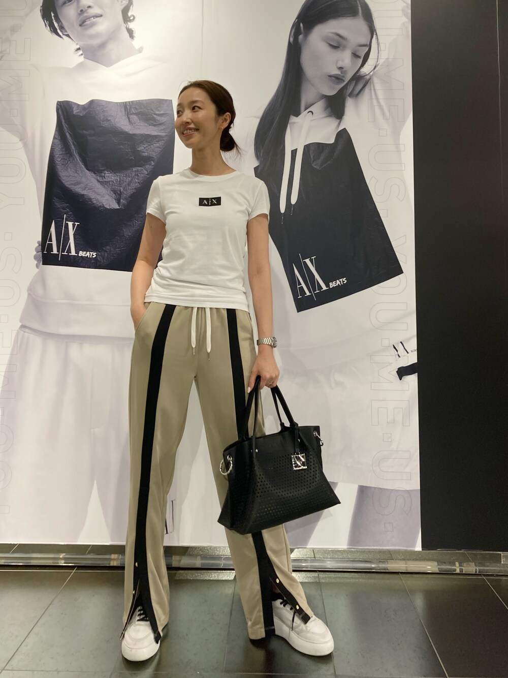 「AXchanger、AXchange、アルマーニエクスチェンジ、ラクチンコーデ、足長効果、オトナ女子、高身長女子、シンプルコーデ、大人カジュアル」｜「ARMANI EXCHANGEの【A|X アルマーニ エクスチェンジ】AXロゴ　半袖クルーネックTシャツ/SLIM（Tシャツ/カットソー、ホワイト系）」を使った、naobeさん（レディース・169cm）の夏コーディネートの1枚目の写真