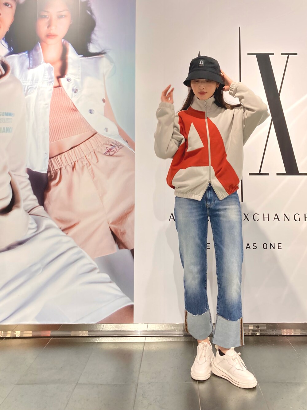「AXchanger、AXchange、アルマーニエクスチェンジ、休日スタイル、オトナカジュアル、メンズライク、デニム、パーカー、バケットハット、メンズアイテム、スニーカー、ラクチンコーデ」｜「ARMANI EXCHANGEの【A|X アルマーニ エクスチェンジ】ミッドブルーウォッシュデニムパンツ_J85 CUFFED STRAIGHT（デニムパンツ、ブルー系）」を使った、naobeさん（レディース・169cm）の春コーディネートの1枚目の写真