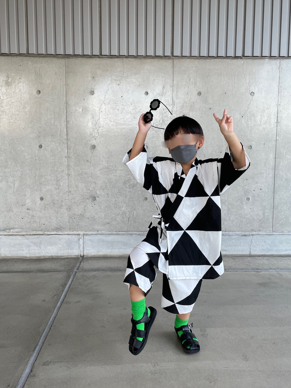 「グルカサンダル、カラーソックス、グリーン、甚平、モノトーン、お祭り、休日スタイル、キッズコーデ、キッズファッション、男の子、lowrysfarmkids、お祭りコーデ、5歳、ビタミンカラー、サングラス」｜「LOWRYS FARMの甚平　280848（浴衣、ブラック系）」を使った、Keeちゃん🐟ˊ˗さん（キッズ・110cm）の夏コーディネートの1枚目の写真