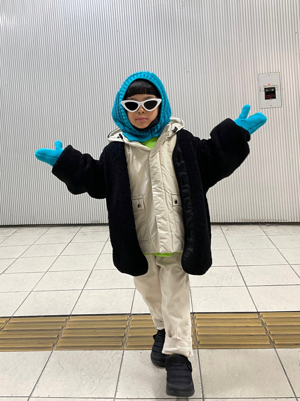 「私の推しブランド、男の子、冬コーデ、ダウンベスト、バラクラバ、手袋、カラーコーデ、ローリーズファームキッズ、モコモコアウター、防寒、あったかコーデ」｜「LOWRYS FARMのマエボタンコーデュロイパンツ　150824（その他パンツ、ホワイト系）」を使った、Keeちゃん🐟ˊ˗さん（キッズ・120cm）の冬コーディネートの1枚目の写真