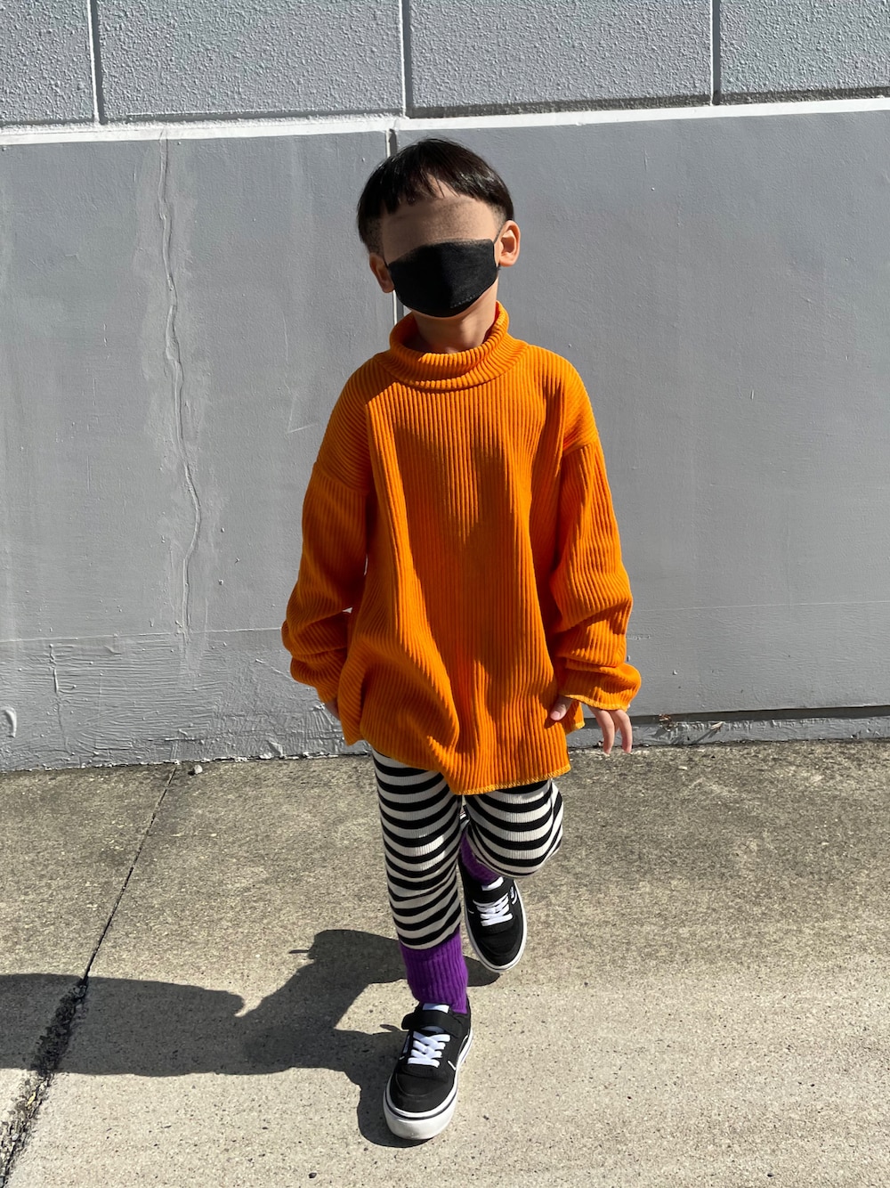 「WEARハロウィン2022、秋コーデ、キッズコーデ、スニーカー、オレンジ、ローリーズファームキッズ、ボーダー、キッズファッション、ハロウィンコーデ、ハッピーハロウィン、男の子コーデ、男の子、5歳、カジュアル」｜「LOWRYS FARMのリブレギンス　927449（レギンス/スパッツ、ホワイト系）」を使った、Keeちゃん🐟ˊ˗さん（キッズ・120cm）の秋コーディネートの1枚目の写真