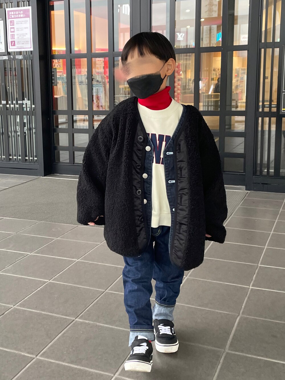 「ほめられ本命コーデ、キッズコーデ、男の子コーデ、休日スタイル、ボアジャケット、デニム、デニムジャケット、デニムコーデ、スニーカー、赤、ローリーズファームキッズ、キッズファッション、モコモコアウター、タートルネック、カラーソックス」｜「Smoothyのデニムサルエルパンツ（デニムパンツ、ブルー系）」を使った、Keeちゃん🐟ˊ˗さん（キッズ・120cm）の冬コーディネートの1枚目の写真