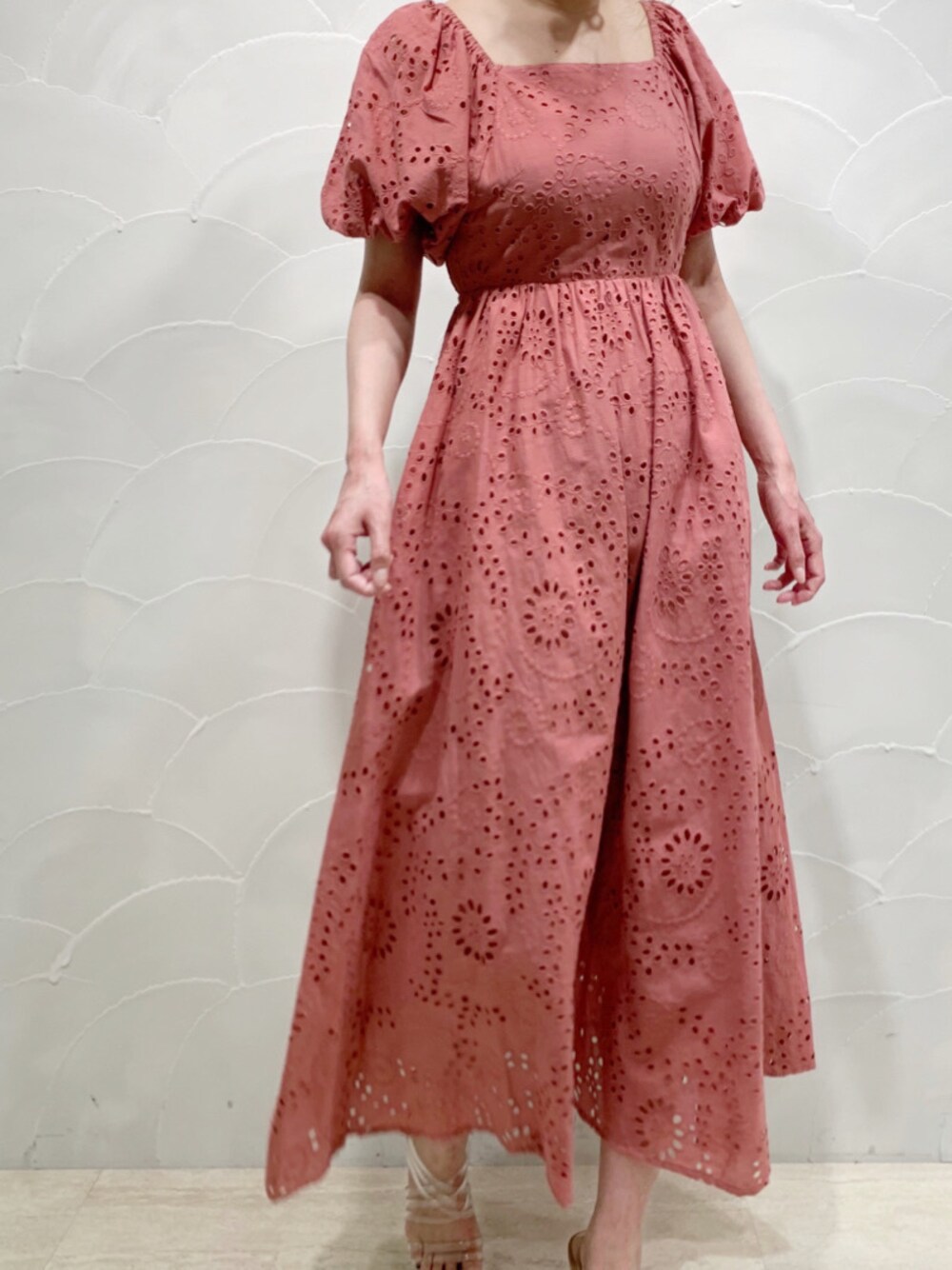 ピンク系のワンピース、その他のサンダル、シルバー系のピアス(両耳用)を着用したレディースの春コーディネートの1枚目の写真