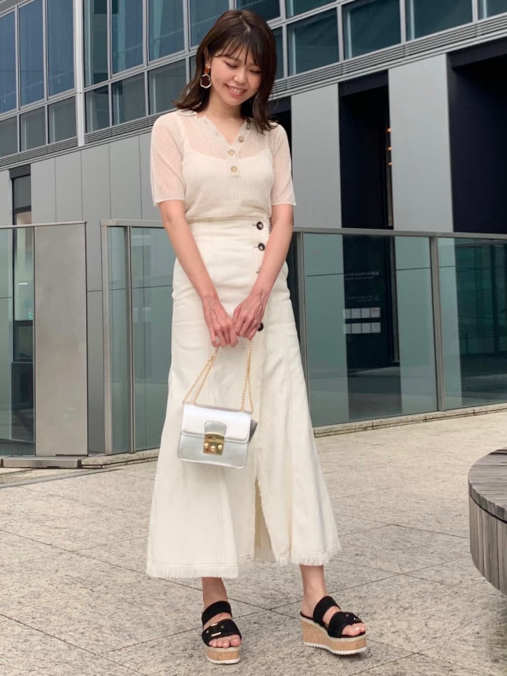 ホワイト系のニット/セーターを着用したレディースの夏コーディネートの1枚目の写真