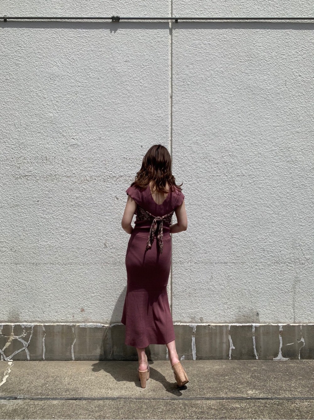 ピンク系のワンピース、その他のサンダルを着用したレディースの春コーディネートの1枚目の写真