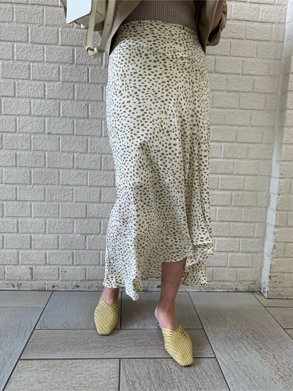 その他のスカート、イエロー系のサンダル、ホワイト系のハンドバッグを着用したレディースの春コーディネートの1枚目の写真